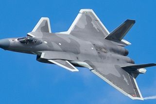 J-20 je tak dominantní, že mu čínská armáda při cvičení schválně vypíná stealth. Jinak nemá J-16 žádnou šanci